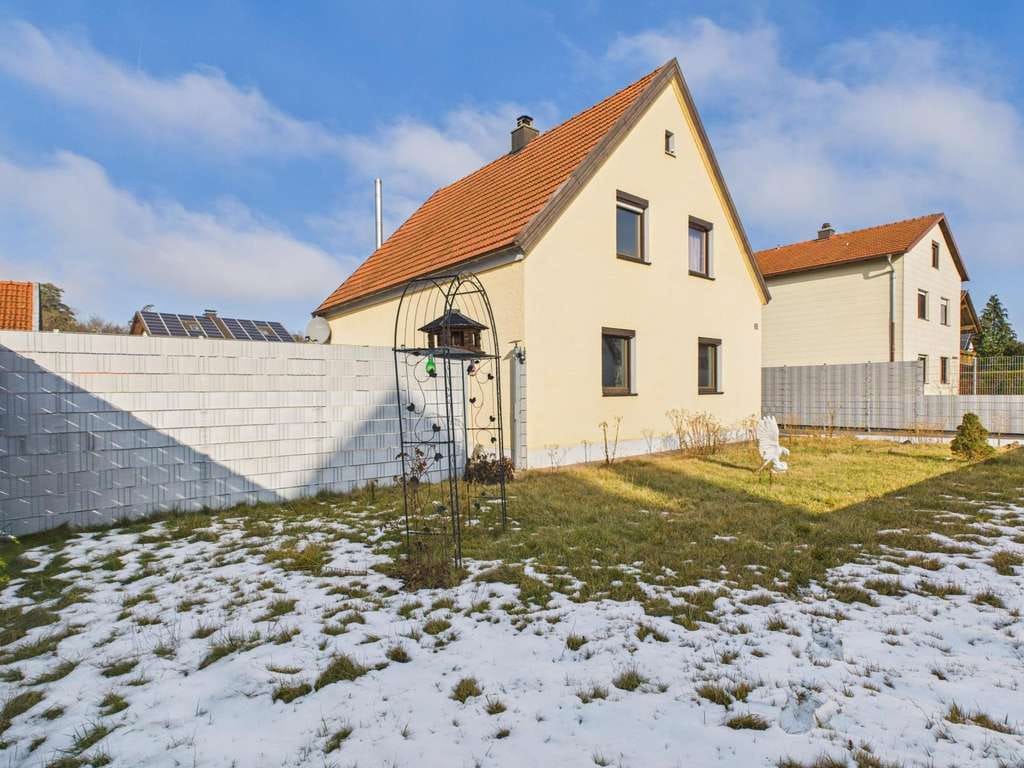 Immobilie in Garching an der Alz - Sanierungsbedürftiges Einfamilienhaus mit großem Grundstück und viel Potenzial in ruhiger Lage - Bild 1