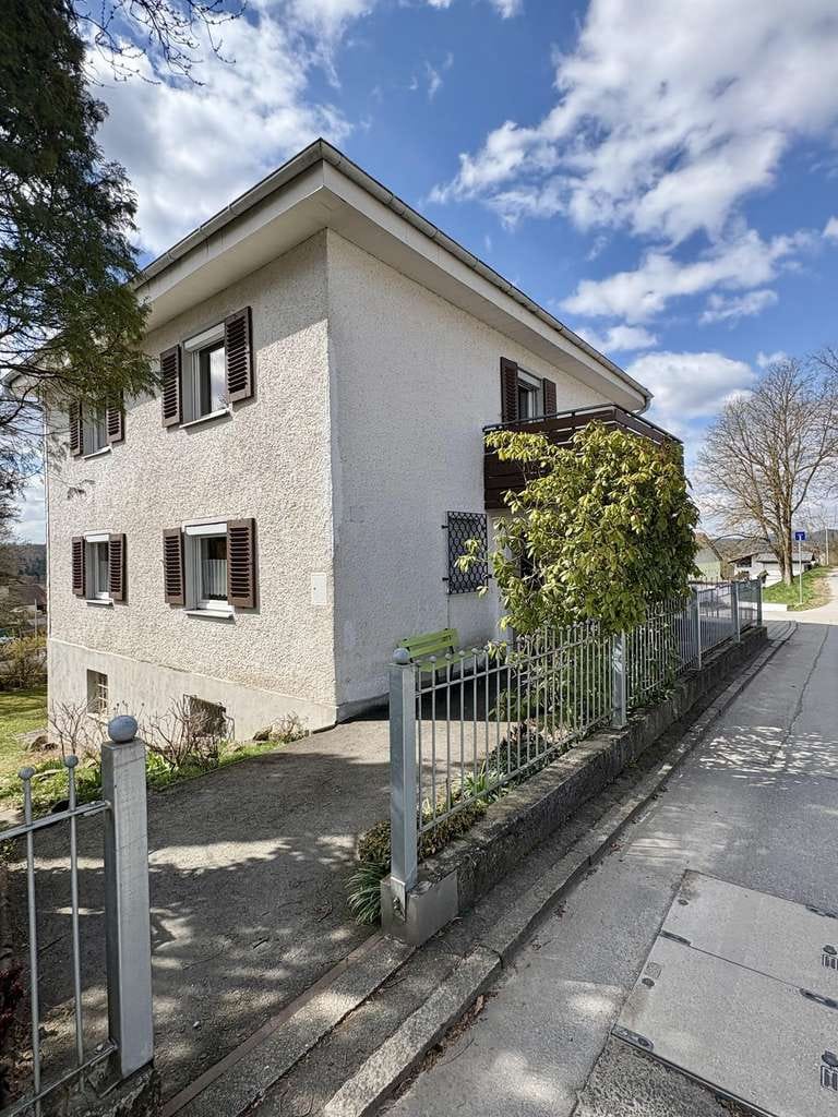 Immobilie in Tiefenbach - Charmantes Einfamilienhaus im Zentrum von Tiefenbach - zentral, großzügig und Potential für mehr! - Bild 2