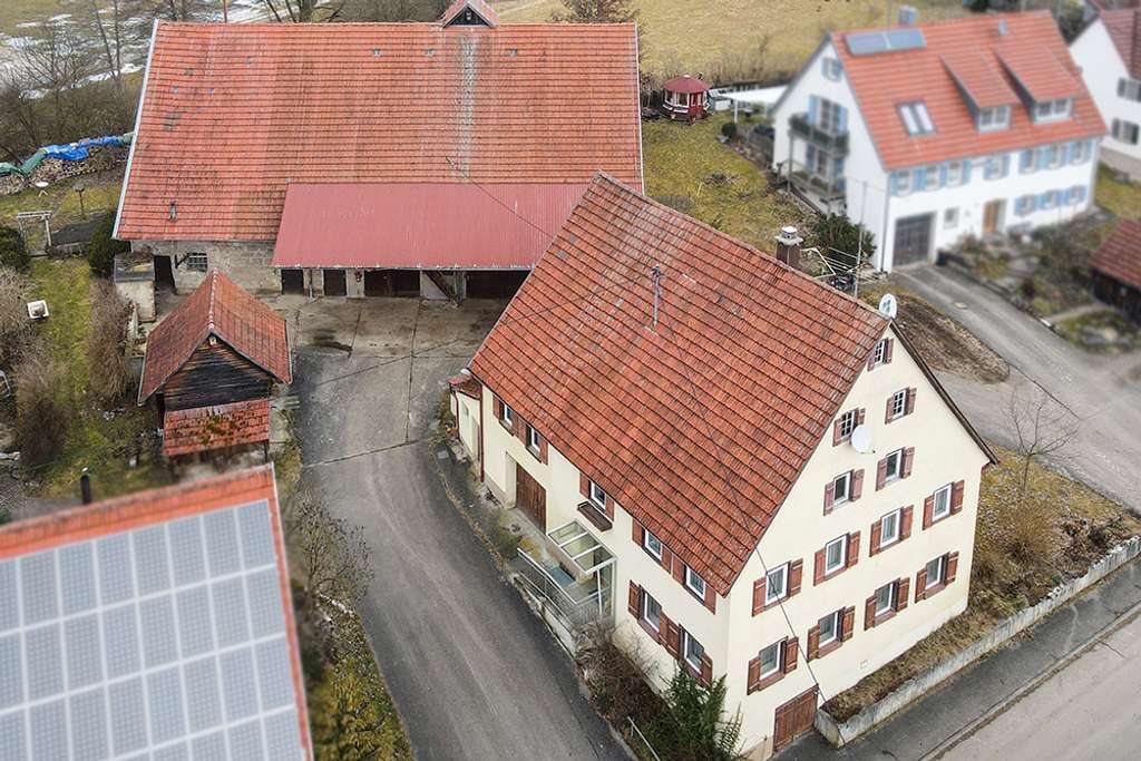 Immobilie in Gomadingen - Platzwunder für Familien / 2 Generationen - mit Nebengebäude, ideal für Handwerker, Lager ... - Bild 0