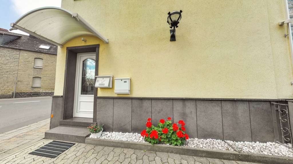 Immobilie in Ettringen - Gepflegtes Zweifamilienhaus mit viel Platz und vielseitigen Nutzungsmöglichkeiten in Ettringen - Bild 0
