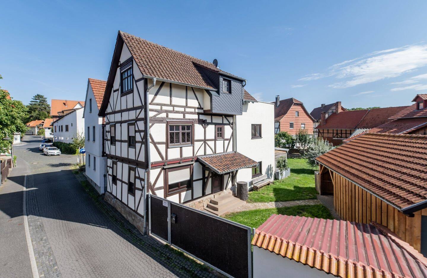 Immobilie in Herleshausen - Historischer Charme, modern erweitert - Familienhaus mit Pool und Garten - Bild 1