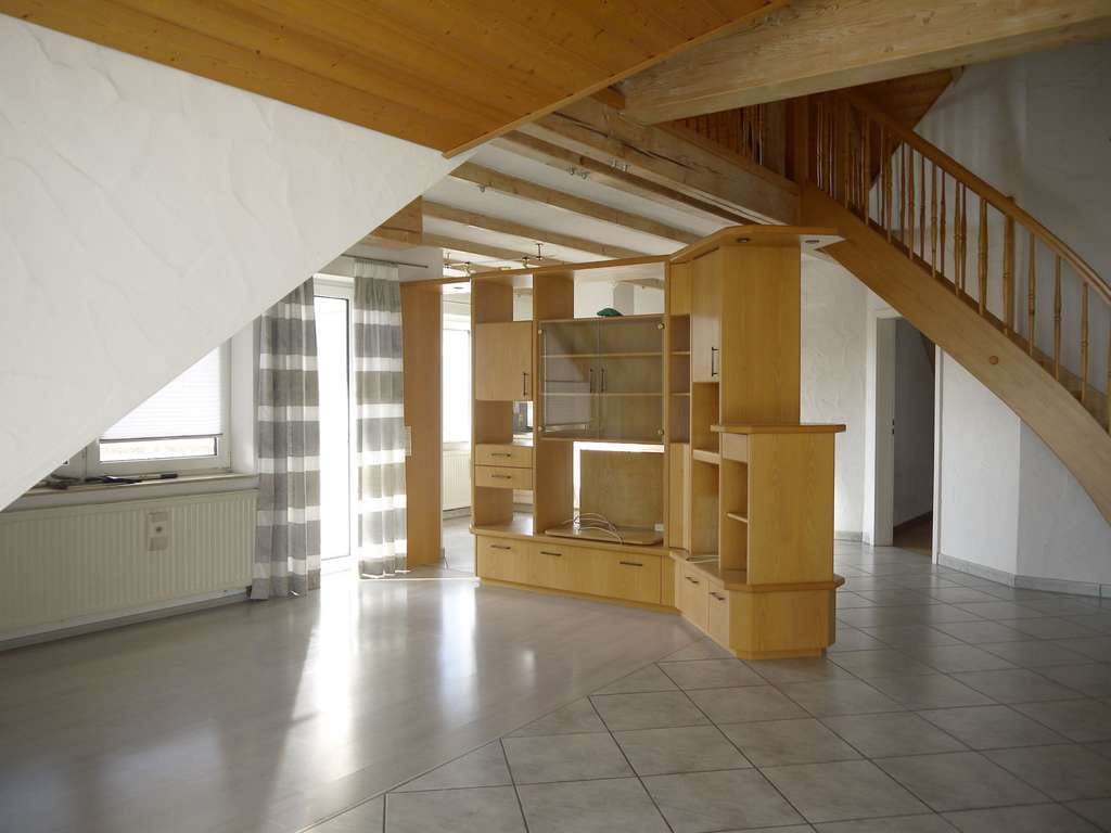Immobilie in Blaubeuren - Ortsrandlage, großzügige 5,5-Zimmer Dachgeschosswohnung in kinderfreundlicher Umgebung - Bild 2