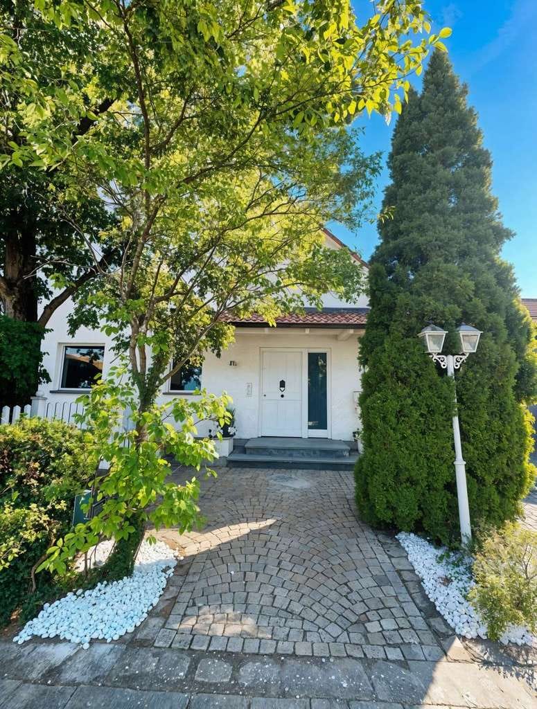 Immobilie in Pfatter - Hochwertiges Einfamilienhaus mit traumhaftem Garten & Wellnessbereich - Bild 0