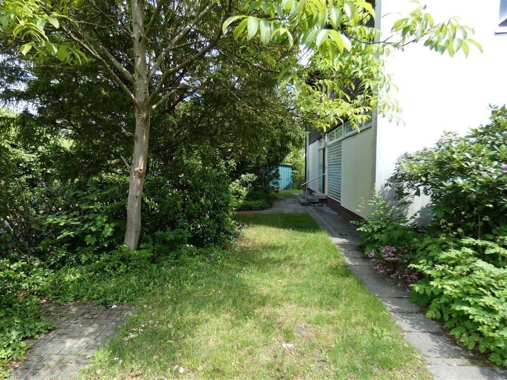 Immobilie in Rückersdorf - Teilweise modernisiertes Zweifamilienhaus in renommierter Lage ! Plus traumhaftes Grundstück ! - Bild 3