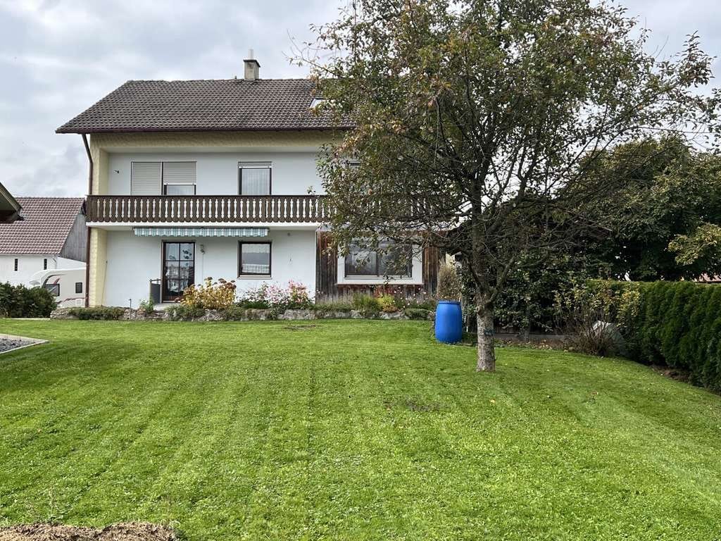 Immobilie in Holzgünz - Wohnhaus mit Garten, Balkonen und vielseitiger Nutzung - Bild 0
