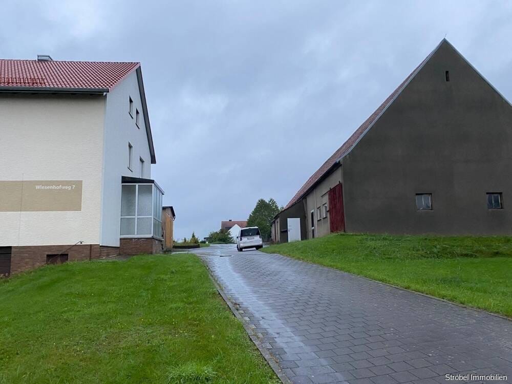 Immobilie in Dürrwangen - Charmantes Einfamilienhaus mit großzügigem Grundstück, Scheunen und Garagen zu verkaufen - Bild 3
