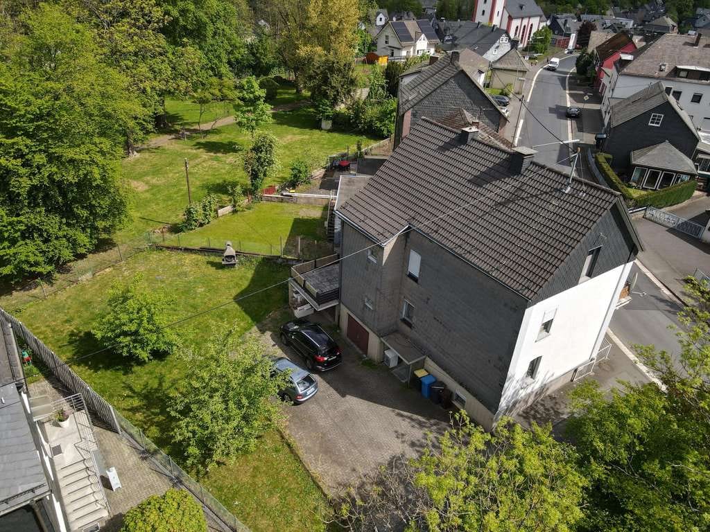 Immobilie in Herdorf - Modernisiertes Einfamilienhaus mit Garten, Garage und Balkon in zentraler Lage von Herdorf - Bild 1