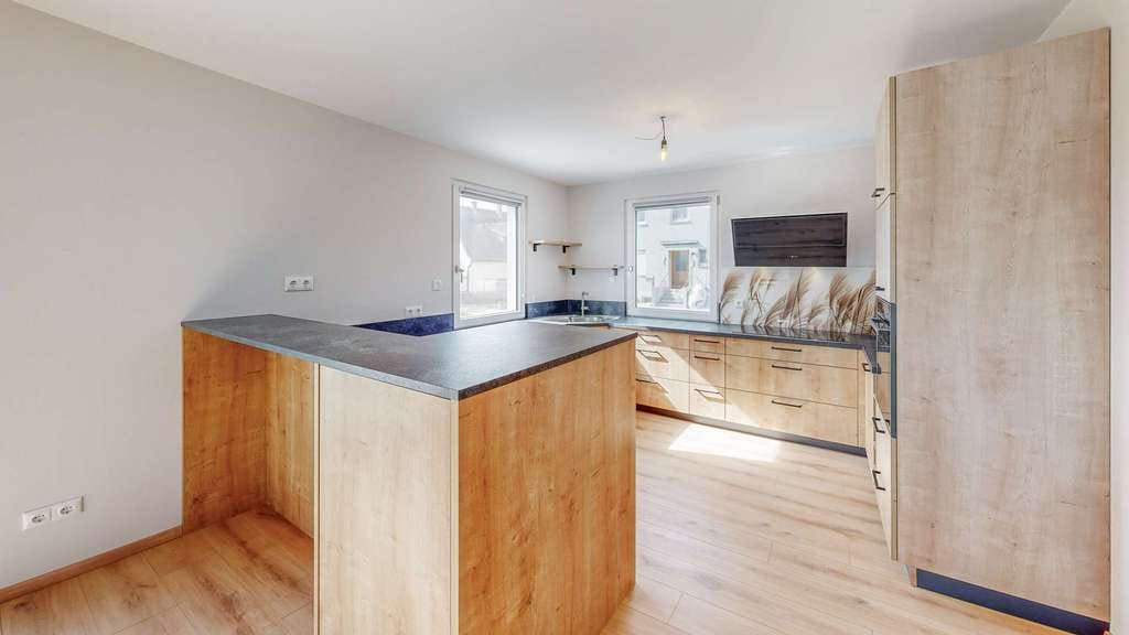 Immobilie in Gollhofen - Sofort bezugsbereit: Modernes KfW55E Haus A+, vollunterkellert mit Südterrasse,& Doppelgarage - Bild 2