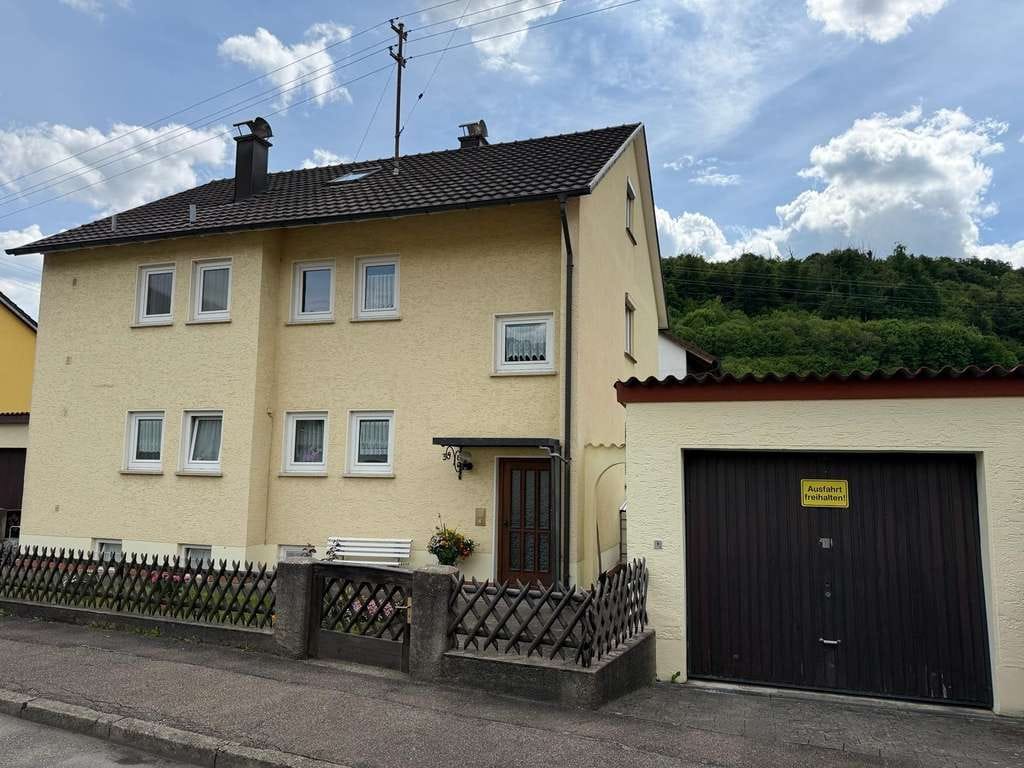 Immobilie in Königsbronn - Gepflegtes Zweifamilienhaus mit 3 Garagen & tollem Grundstück in  gesuchter Wohnlage von Königsbronn - Bild 0