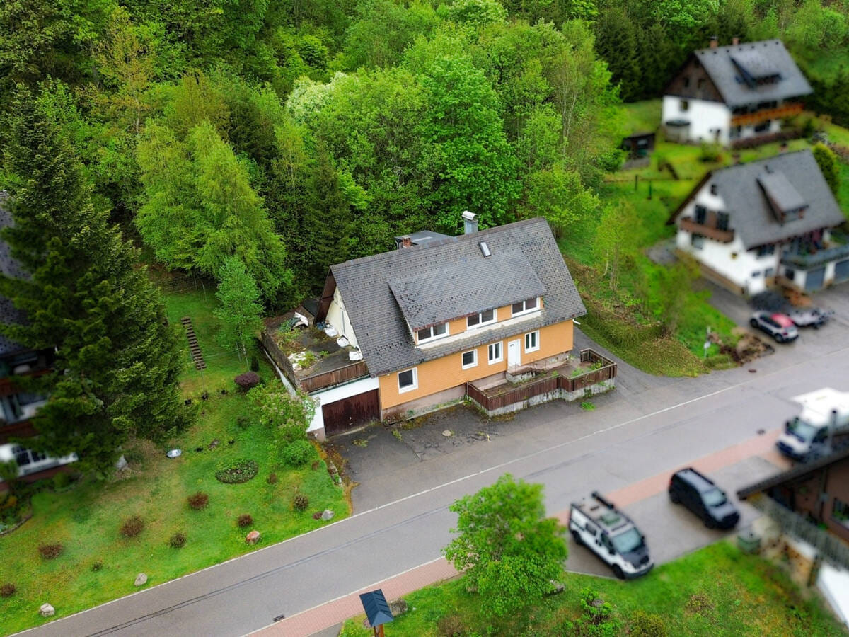 Immobilie in St. Blasien - Wohn- und Geschäftshaus mit Sanierungsbedarf und Entwicklungspotenzial im Hochschwarzwald - Bild 0