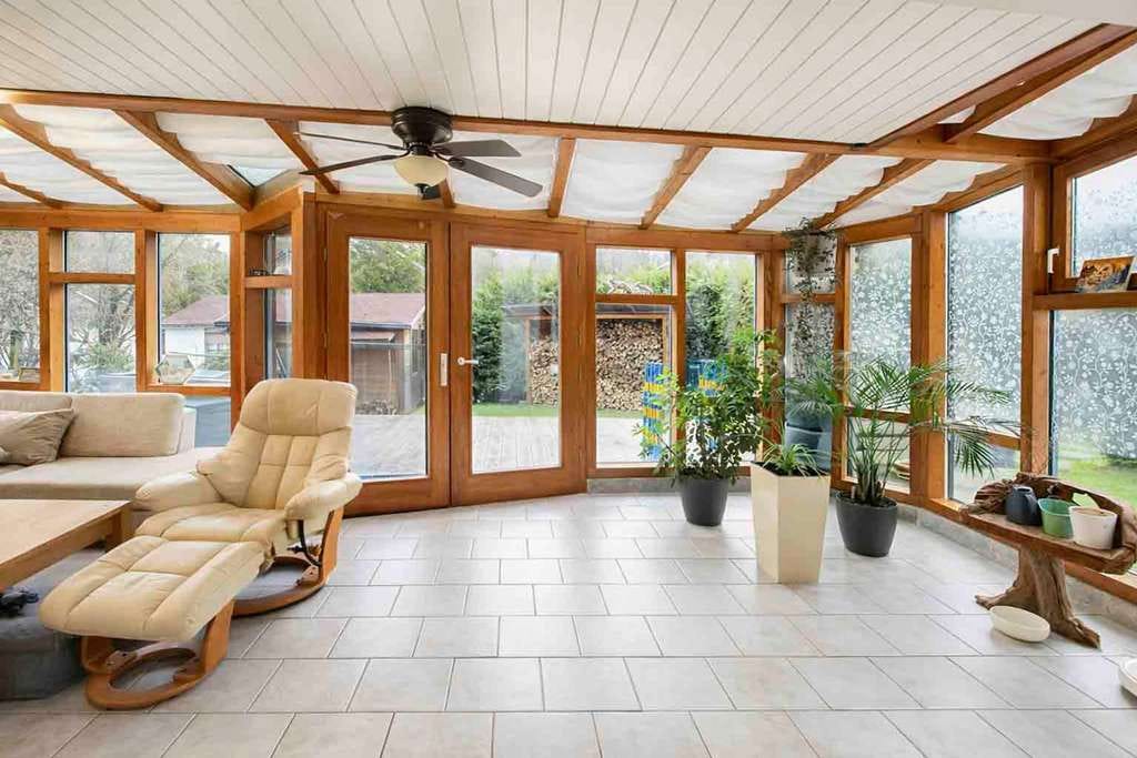Immobilie in Uhingen - Charmantes Wohnen auf zwei Einheiten – ein Zuhause mit Wintergarten, Kaminofen & zwei Gärten - Bild 2