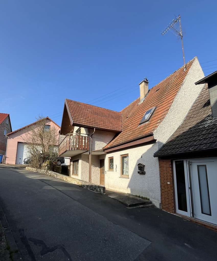 Immobilie in Bad Mergentheim - Älteres Wohnhaus mit Doppelgarage in Bad Mergentheim - Ortsteil Apfelbach - Bild 2