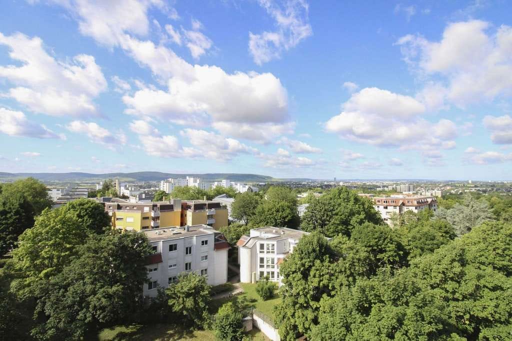 Immobilie in Waiblingen - Bezugsfreie 4,5-Zimmer-Wohnung mit Panoramablick & 2 TG-Stellplätzen in Waiblingen-Korberhöhe - Bild 4