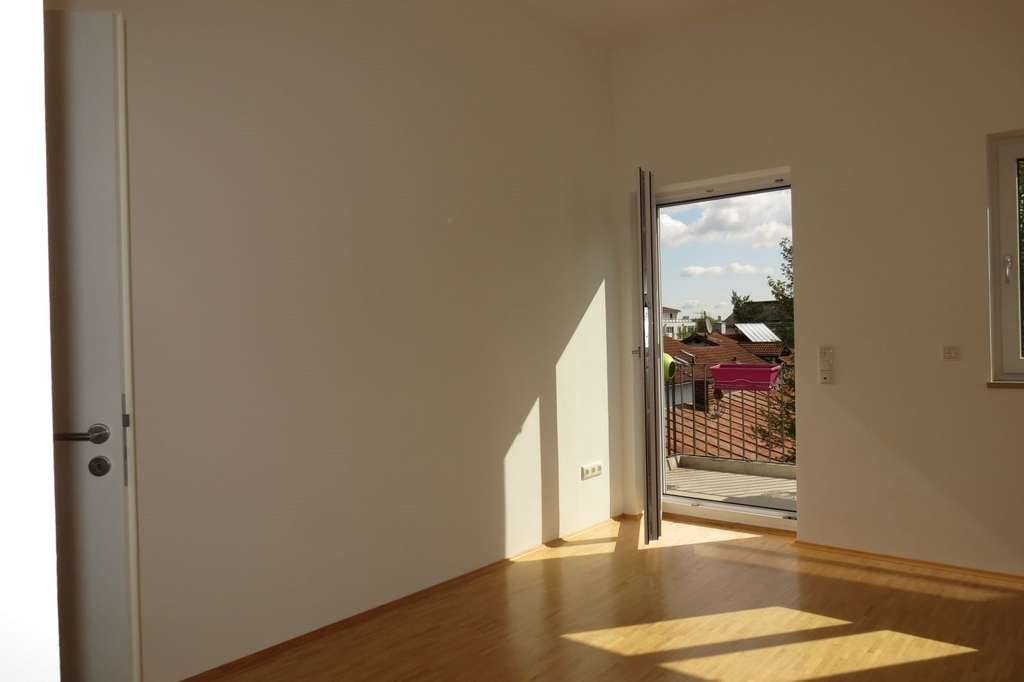 Immobilie in Neubiberg - Erbpacht eine clevere Alternative, sehr helle DG-Wohnung mit Süd-Terrasse, Ostbalkon, Lift  - Bild 2