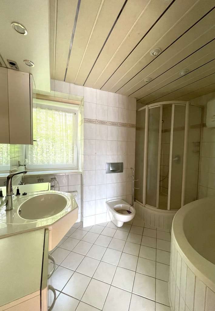 Immobilie in Kottweiler-Schwanden - Großzügiges Wohnhaus mit vielseitigen Nutzungsmöglichkeiten und Baureserve - Bild 2