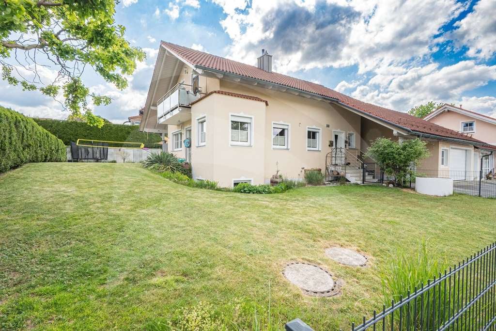 Immobilie in Hutthurm - Gepflegtes Einfamilienhaus mit großem Garten, Pool und Einliegerwohnung - Bild 1