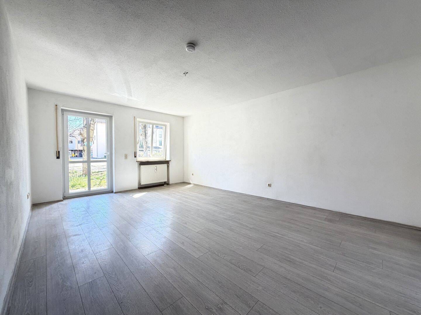 Immobilie in Garching an der Alz - +++ Barrierearm wohnen: 3-Zimmer-Erdgeschosswohnung mit Terrasse, Garten & Stellplätzen +++  - Bild 3