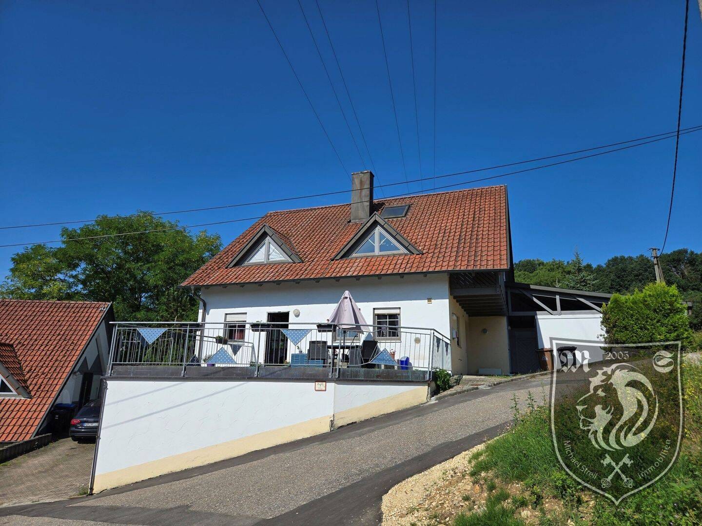 Immobilie in Dischingen - Wohnhaus mit Einliegerwohnung, Dachterrasse und Burgblick -  Dischingen/Katzenstein - Bild 1