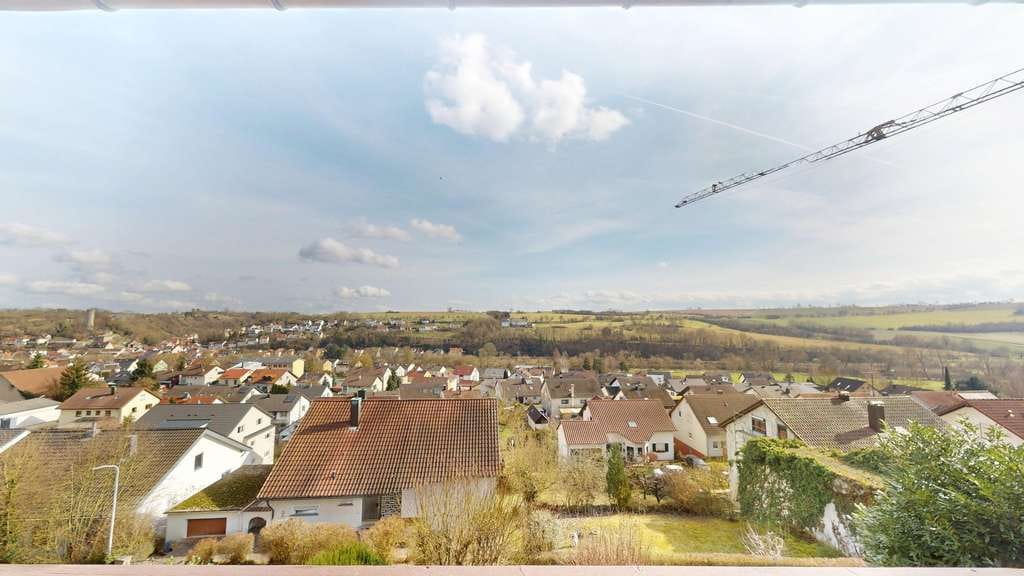 Immobilie in Neudenau - Freistehendes Einfamilienhaus in Hanglage mit wunderschöner Aussicht über Neudenau-Herbolzheim - Bild 0