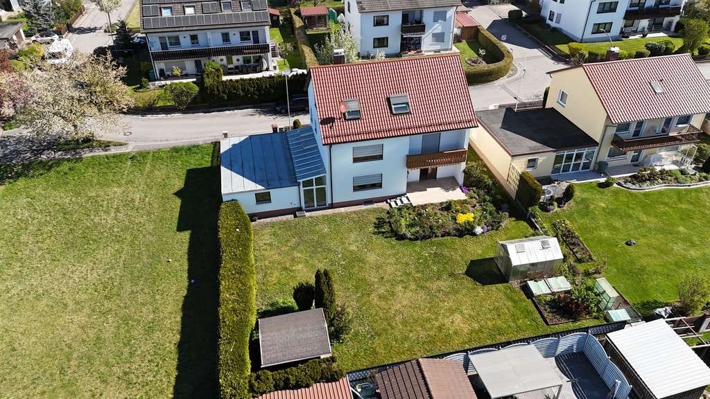 Immobilie in Wehringen - Charmantes Einfamilienhaus mit Einliegerwohnung und viel Platz mit Alpenblick - Bild 1