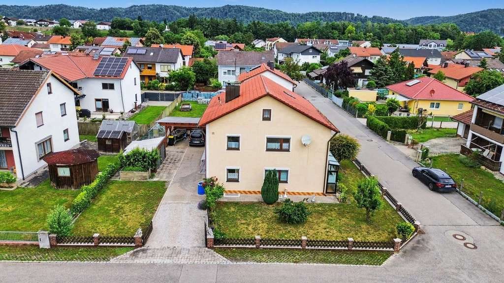 Immobilie in Kirchdorf am Inn - Viel Platz für die Liebsten: Großzügiges Zweifamilienhaus mit Potenzial in Kirchdorf am Inn - Bild 2