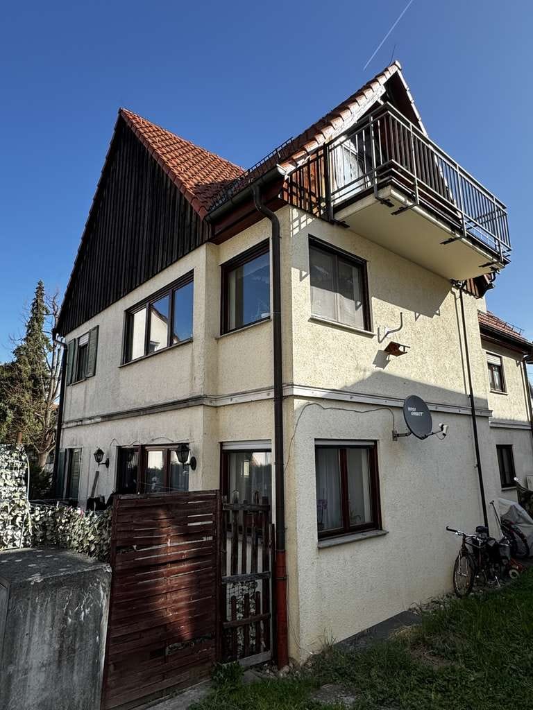 Immobilie in Ostfildern - Mehrgenerationenhaus mit 2 Wohneinheiten, Hobbyraum, Keller und 2 KFZ-Außenstellplätzen - Bild 1