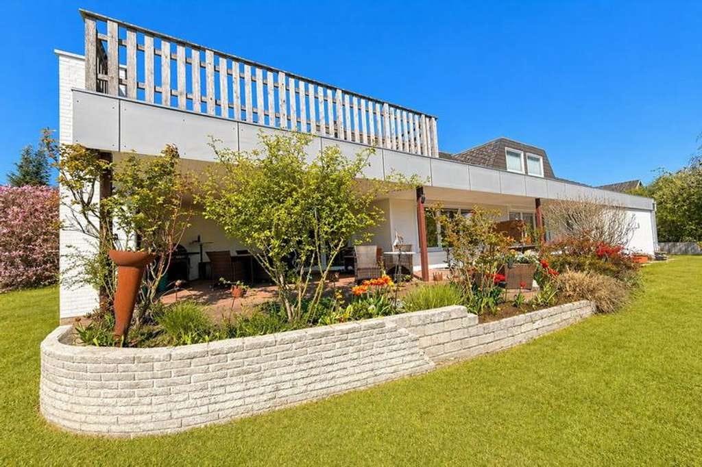 Immobilie in Henstedt-Ulzburg - * Großzügiges Architektenhaus * Begehrte TOP-Lage, mit sehr viel Platz für 2 Familien! - Bild 1