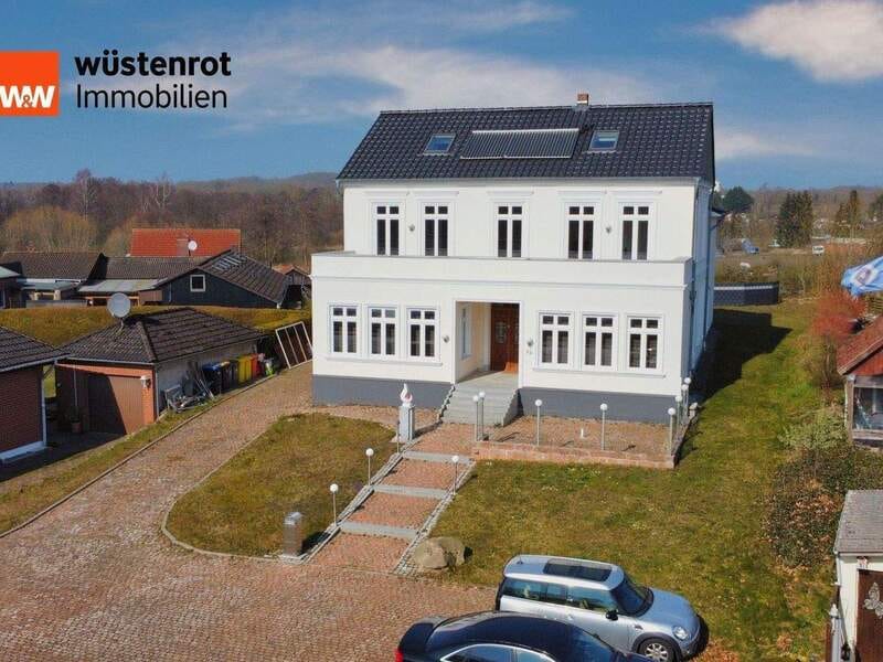 Immobilie in Süsel - Repräsentative Villa mit vielseitigen Nutzungsmöglichkeiten in Ostseenähe - 365 qm, 13 Zimmer - Große Familie - Generationswohnen - Wohnen & Arbeiten  - Bild 0