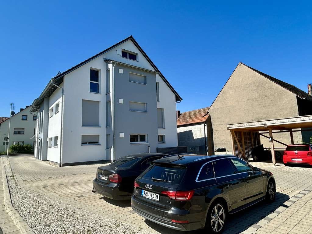 Immobilie in Poxdorf - Neuwertig & schick - Eigentumswohnung mit Balkon und zwei Kfz-Stellplätzen - Bild 2