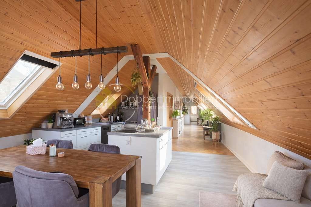 Immobilie in Michelbach an der Bilz - Außergewöhnliche Dachgeschosswohnung mit 3 Balkonen, Holzofen & Garage - Bild 2
