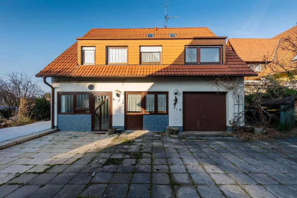 Immobilie in Ebringen - Freistehendes, sanierungsbedürftiges Einfamilienhaus am Fuße der Weinberge in Ebringen - Bild 0
