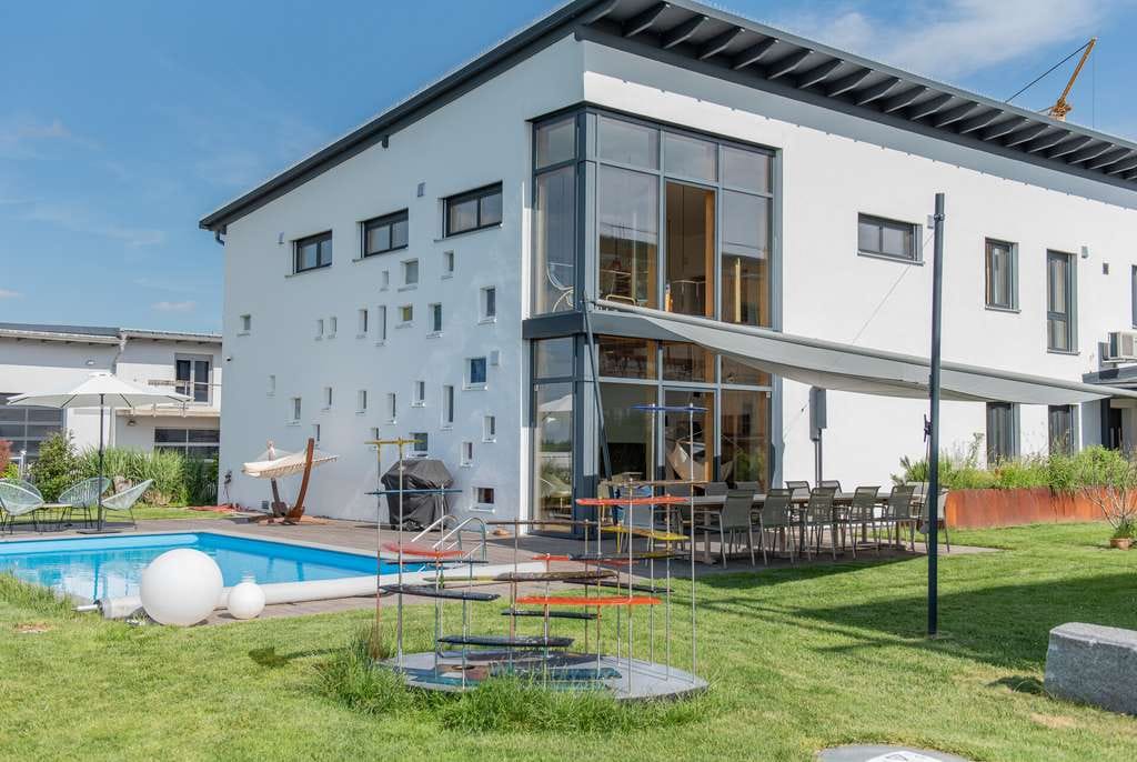 Immobilie in Schwabhausen - Exklusive Wohn- und Geschäftsvilla mit Pool, Bürotrakt und Premium Ausstattung in Schwabhausen - Bild 0