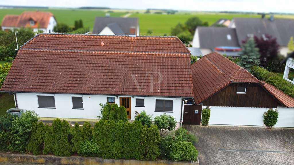 Immobilie in Gollhofen - Genug Platz für alle: Einfamilienhaus mit großem Garten und vorbereiteter Ausbaureserve im Dach - Bild 3