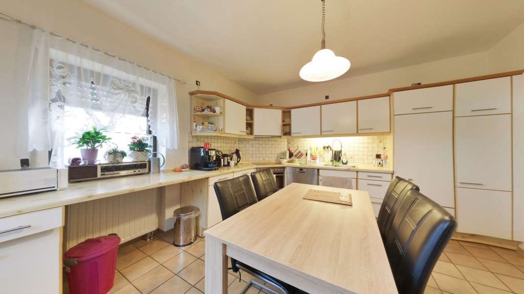 Immobilie in Oberthulba - Wohlfühlhaus mit Kamin, Terrasse und durchdachtem Grundriss - Bild 2
