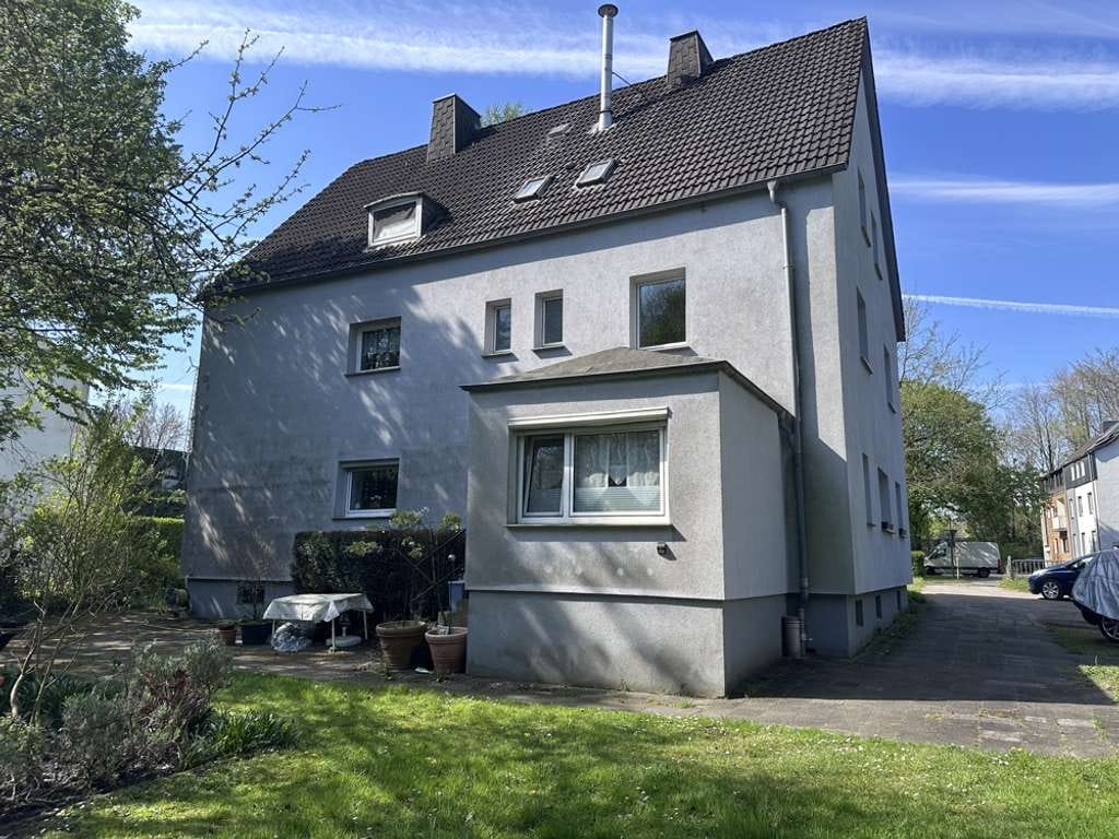 Immobilie in Gelsenkirchen - Solides Mehrfamilienhaus mit großem Grundstück im Grünzug von Gelsenkirchen-Buer - Bild 0