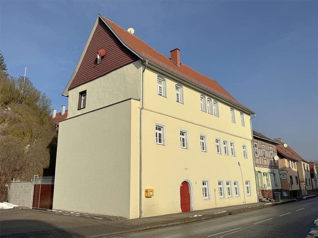 Immobilie in An der Schmücke - Historisches, überwiegend saniertes Mehrfamilienhaus mit Entwicklungspotenzial in Sachsenburg - Bild 0