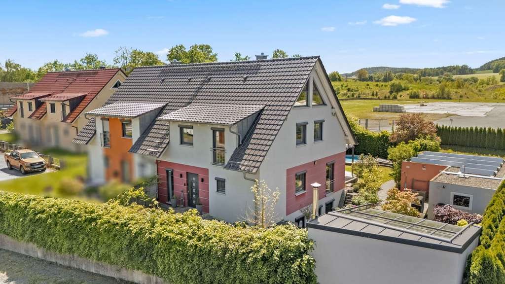 Immobilie in Mistelgau - Raumwunder! Energieeffizientes Einfamilienhaus mit Wintergarten, Pool und traumhaftem Garten - Bild 3