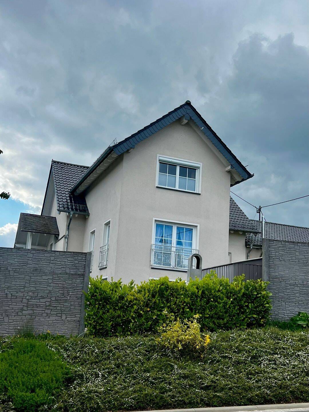 Immobilie in Arzfeld - Großzügiges Einfamilienhaus mit fünf Schlafzimmern, lichtdurchflutetem Wohnambiente und gepflegtem Garten – ideal für Familien - Bild 2