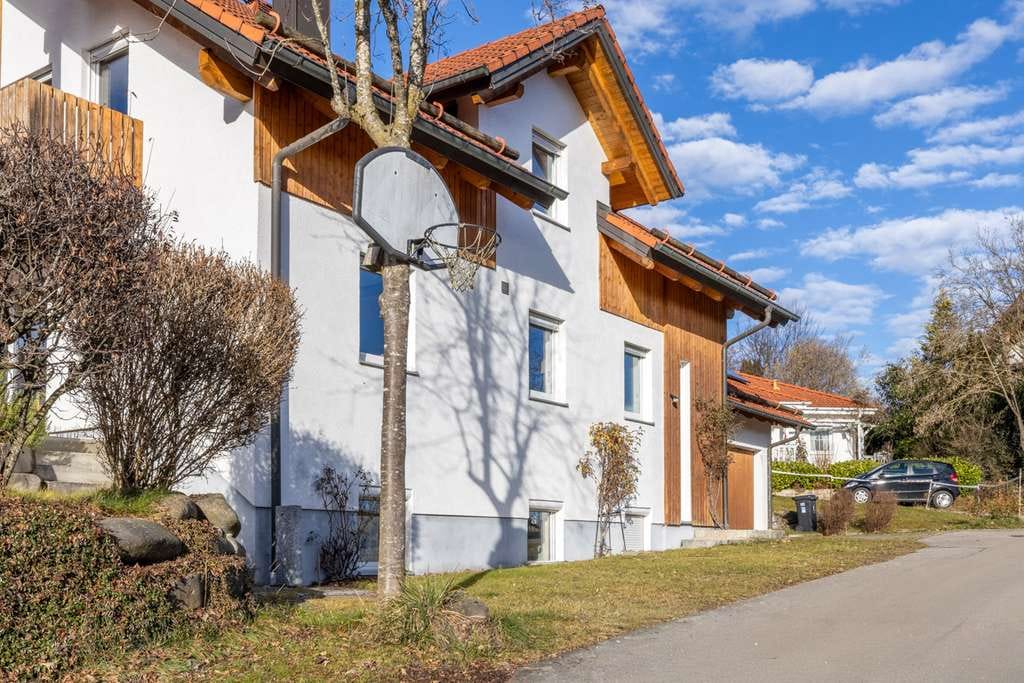 Immobilie in Jengen - Stilvolles Einfamilienhaus mit traumhaftem Ausblick, Doppelgarage & Vollunterkellerung - Bild 2