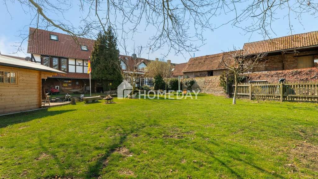 Immobilie in Querenhorst - Platz für Träume: Saniertes Fachwerkhaus mit Stallungen und Gartenparadies in Querenhorst - Bild 2