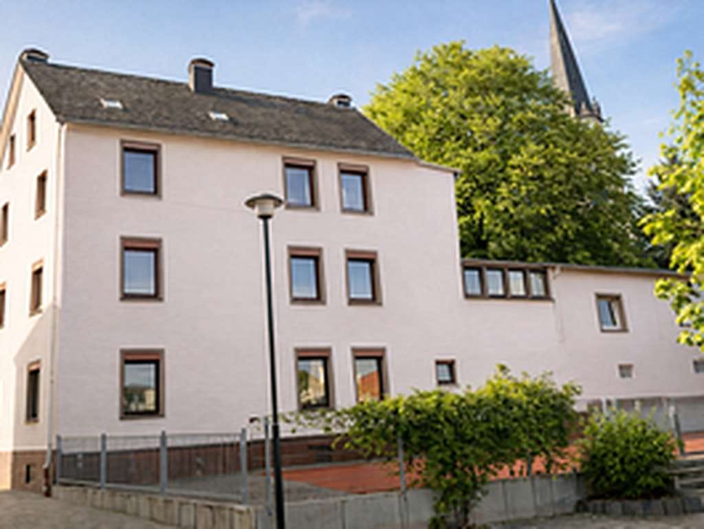 Immobilie in Höhr-Grenzhausen - Höhr-Grenzhausen - Modernisiertes Mehrfamilienhaus mit Vollvermietung und Energieklasse B - Bild 1