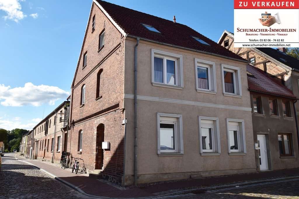 Immobilie in Gnoien - Mehrfamilienhaus mit 2 freien Wohnungen, zentrale Wohnlage und Ausbaupotenzial - Bild 0
