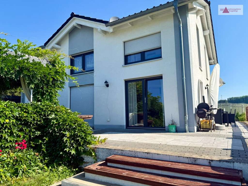 Immobilie in Jahnsdorf/Erzgebirge - Einfamilienhaus (2015) in Jahnsdorf/Leukersdorf mit Kamin, großer Terrasse & Carport nahe Chemnitz - Bild 1