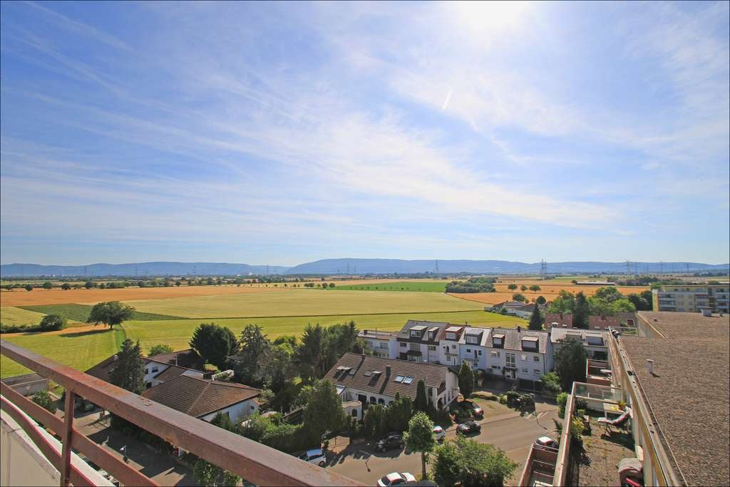 Immobilie in Oftersheim - Modern - schick - einzugsbereit! Saniertes Penthaus mit Einbauküche, zwei Bädern und TG-Stellplatz! - Bild 1
