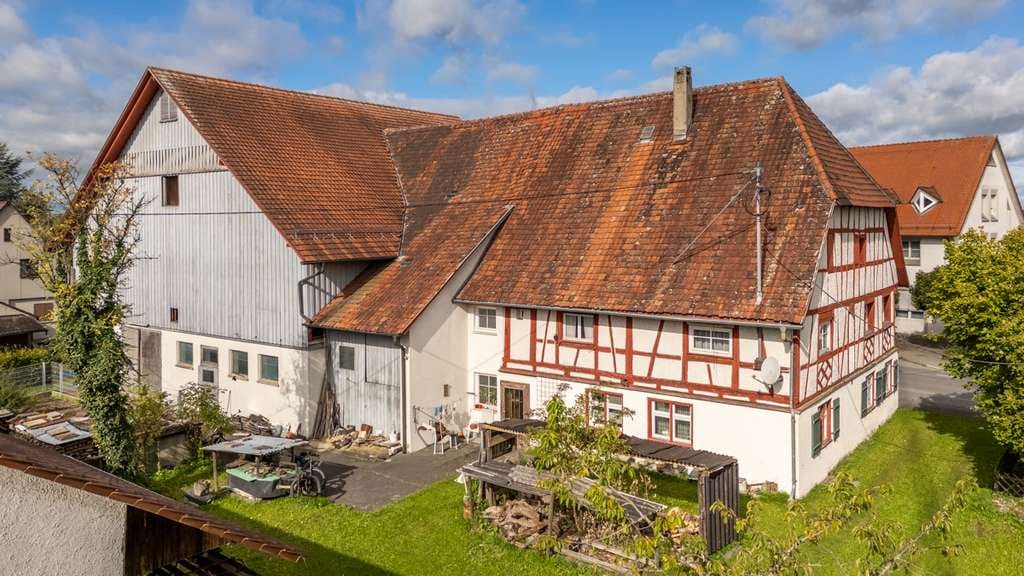 Immobilie in Bad Waldsee - Bad Waldsee - Reute
Denkmalgeschütztes Bauernhaus auf großzügigem Grundstück - Bild 1
