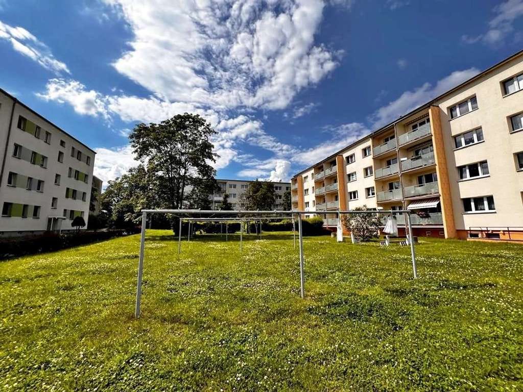 Immobilie in Hohenleuben - "Mit viel Potential - sanierungsbedürftige, vermietete 3-Zimmer-EGWohnung mit Balkon und Stellplatz" - Bild 1