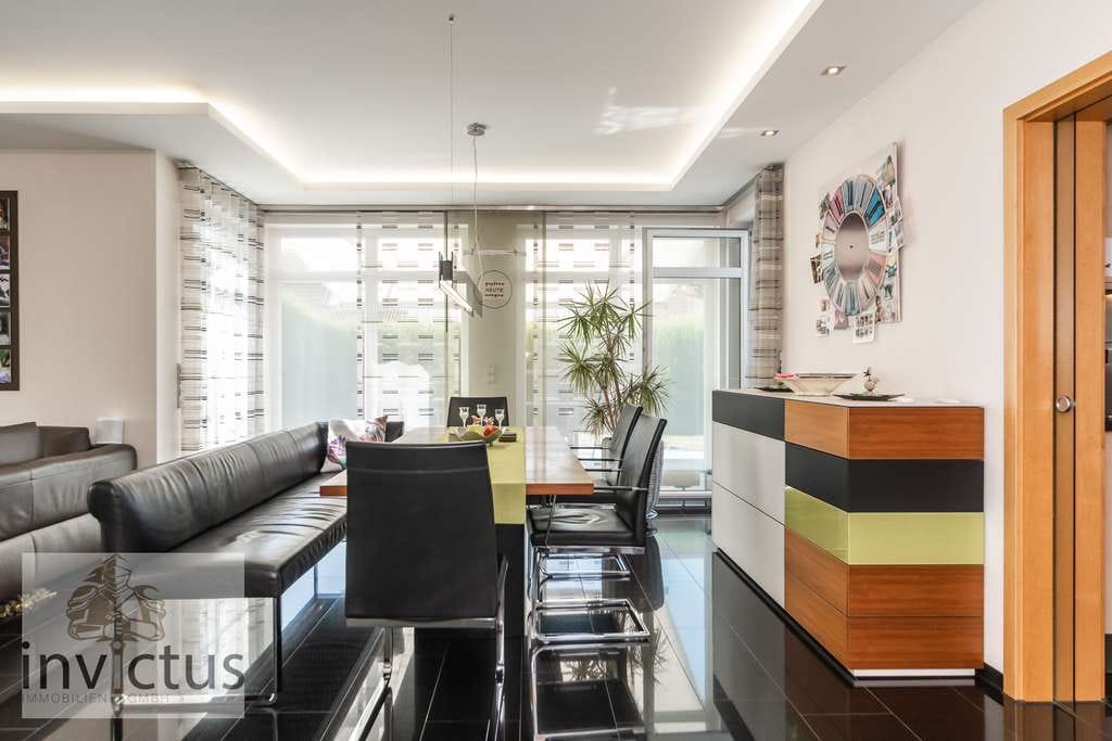 Immobilie in Langenbrettach - Ein Haus, das inspiriert – tolle Architektur, perfekter Grundriss, mit Garage u. Garten - Gefühl pur - Bild 2