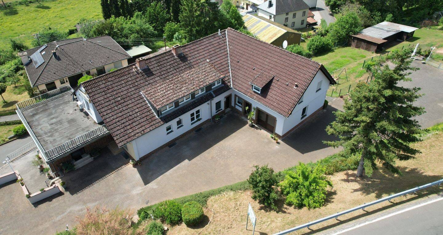 Immobilie in Utscheid - Außergewöhnliches Anwesen mit drei Häusern, Alpakazucht sowie Wald und Wiesen auf über 38.000 Quadratmetern - Bild 1