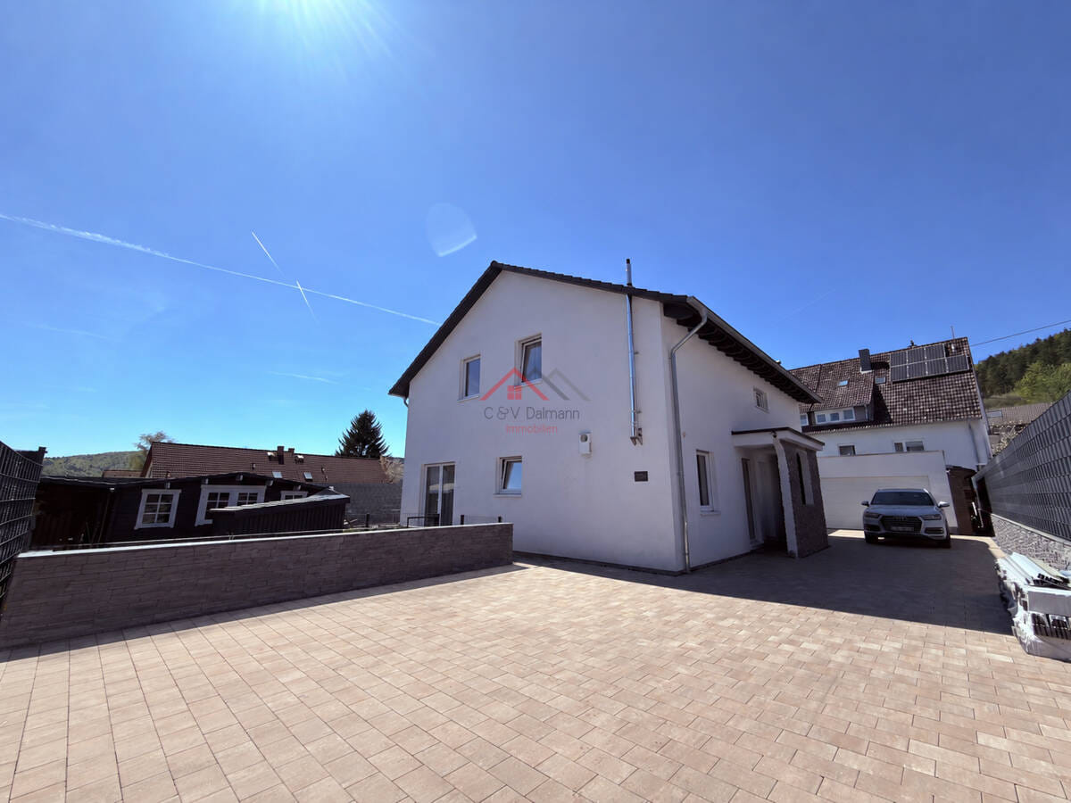 Immobilie in Geisingen - "Exklusives KfW-55-Familiendomizil mit Designer-Interieur, Traumgarten & Großraumgarage" - Bild 3