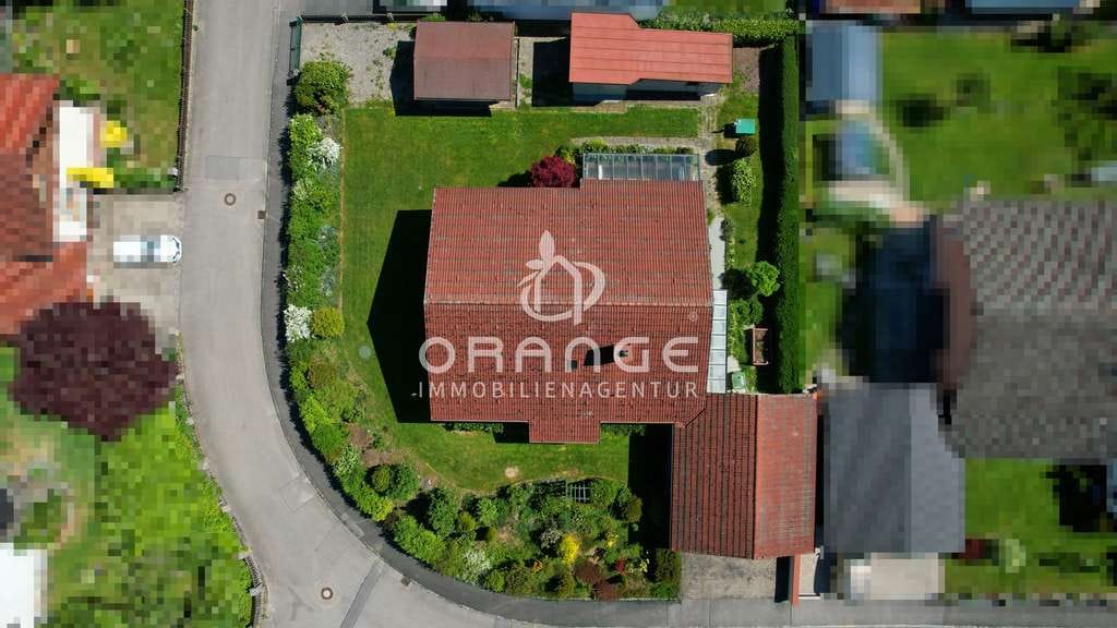 Immobilie in Malching - Wohnen mit Charme: Eckgrundstück – Bungalow mit Wintergarten, Gartenidylle, Keller & viel Platz! - Bild 1